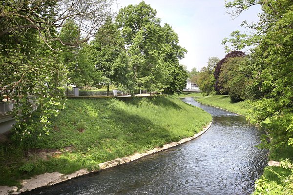 Fast unverändert: Bäume entlang des Flusslaufes sind in die Höhe geschossen. Im Hintergrund liegt die „neue“ Brücke. - © Foto: Frank-Michael Kiel-Steinkamp