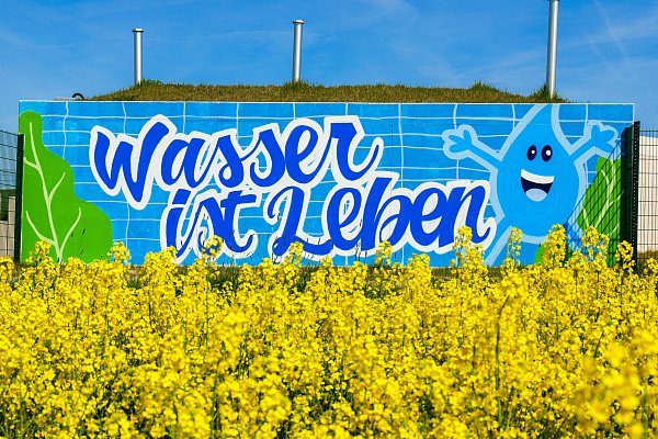 Der Hochbehälter „Auf dem Heng“ wurde von einem Künstler verschönert. - © Gemeinde Altenbeken