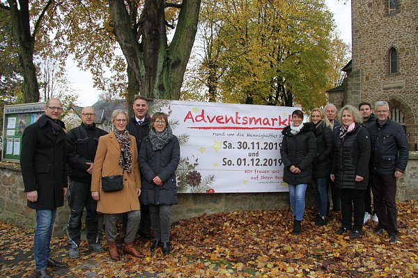 Freuen sich auf den traditionellen Adventsmarkt rund um die Mennighüffer Kirche: Pfarrer Kai Sundermeier (von links), Gerd Nagel, Brigitte Bake, Marco Kollmeier, Regina Nagel, Nicole Huchzermeier, Mirjana Wischnewski, Helmuth Bröderhausen, Anja Busmann, Julian Stremming und Frank-Michael Wuff. - © Sonja Töbing