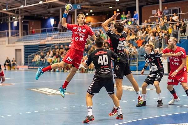 Abwehrchef auf Abwegen: Dominik Waldhof (am Ball), vor der Saison aus der 2. Bundesliga nach Bielefeld gekommen, und seine Nebenleute stellten erneut eine hervorragende Abwehr. Soest, mit dem bislang zweitbesten Angriff der Liga, biss sich phasenweise die Zähne aus. - © Dennis Angenendt