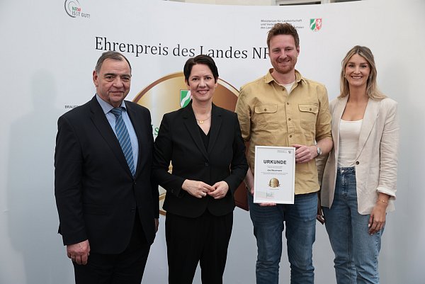 Konditormeister Tim Schwengel (2. v. r.) bekam von Ministerin Silke Gorißen (2. v. l.) die Urkunde überreicht. - © MLV NRW / Arslan