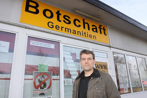 „Ich bin kein Nazi“: Ralf Wachsmuth (50) vor der Germaniten-Botschaft. - © Ulf Hanke