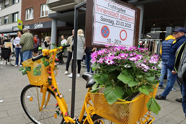 Bunt geschmückte Fahrräder mit leuchtenden Blumen bringen den den Frühling in die Stadt. - © Regina Brucksch