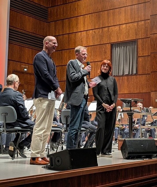 Die Beteiligten des Benefizkonzerts auf der Bühne. - © Bielefeld