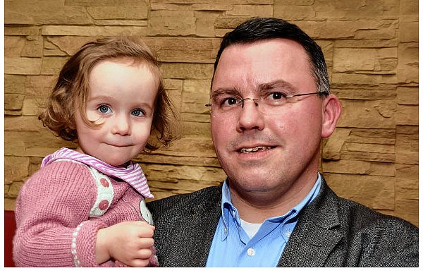 Die kleine Bernadette ist ein Sonnenschein und liebt ihren Vater. Für Markus Pohl hat festgestanden, dass er sich für Frau und Kind und damit – schweren Herzens – gegen das Priesteramt entscheidet. - © FOTO: KARIN PRIGNITZ