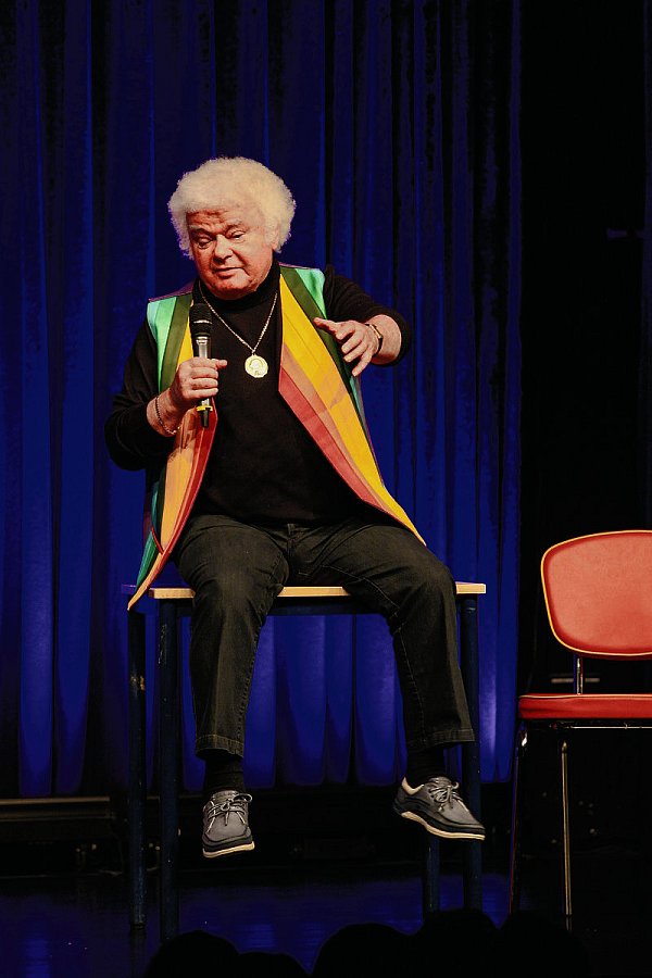 Schlag auf Schlag: Seine Sprüche kommen wie ein Feuerwerk und rufen stimmungsgeladene Lacher hervor. Fips Asmussen gilt als einer der besten Stand-Up-Künstler Deutschlands. - © Angelina Kuhlmann