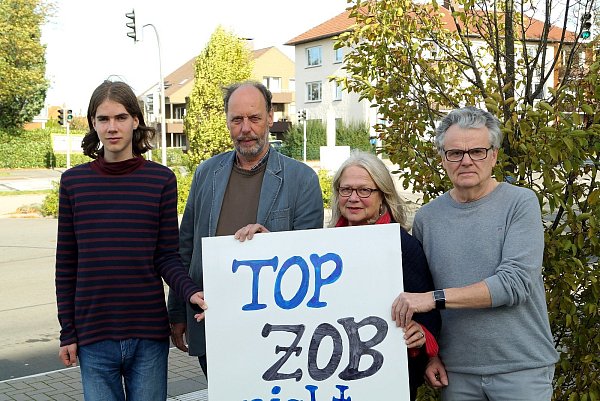 Jonathan Sanke (v. l.), Uwe Hartmeier, Christiane Brune-Wiemer und Rolf Kienemann sind die Sprecher der neuen Bürgerinitiative "Pro Zob - © Michael Grundmeier