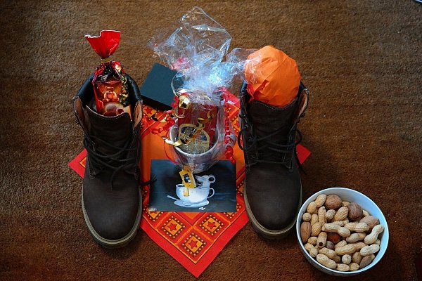 Wer am Abend des 5. Dezember ordentlich geputzte Stiefel vor die Tür stellt, bekommt über Nacht Süßigkeiten, Nüsse und Mandarinen hineinlegt. - © Symbolbild: pixabay