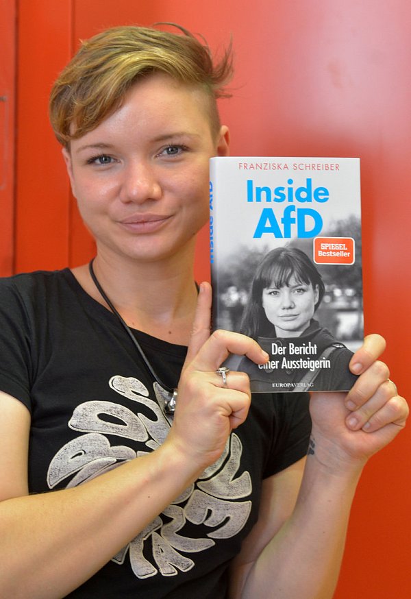 Nach ihrem Ausstieg aus der AfD verarbeitete Franziska Schreiber ihre Erfahrungen in dem Buch "Inside AfD". - © picture alliance / Bernd Kammerer