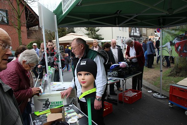 Service für die Besucher: Informationen rund um die Sicherheit im Straßenverkehr gibt es am Stand der Verkehrswacht. - © FOTO: JOE CUBICK