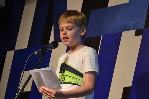 Stark gemacht: Lars Appelbaum rezitiert das Gedicht "An meine Mutter". - © Ulla Meyer