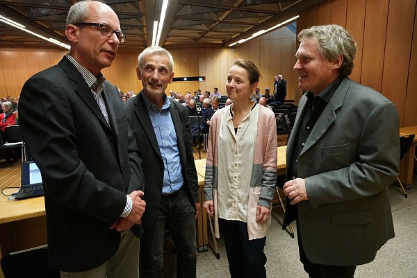 Information vor Ort: Stadtsportbund-Präsident Detlef Kuhlmann (v. l.) und Michael Menzhausen, Vorsitzender der Sportfreunde Sennestadt, hier im Gespräch mit Simone Theile (Landessportbund Duisburg) und Detlef Berthold, Referatsleiter Sportstätten in der Staatskanzlei NRW. - © Peter Unger