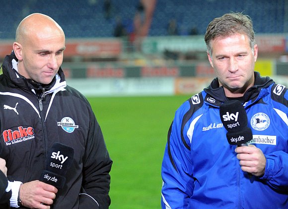 Zwei Trainer bei der Analyse: SCP-Coach Andre Schubert und Arminia-Übungsleiter Thomas Gerstner stellen sich nach dem OWL-Derby am 26. Oktober 2009 im Sky-Interview. - © Marc Köppelmann