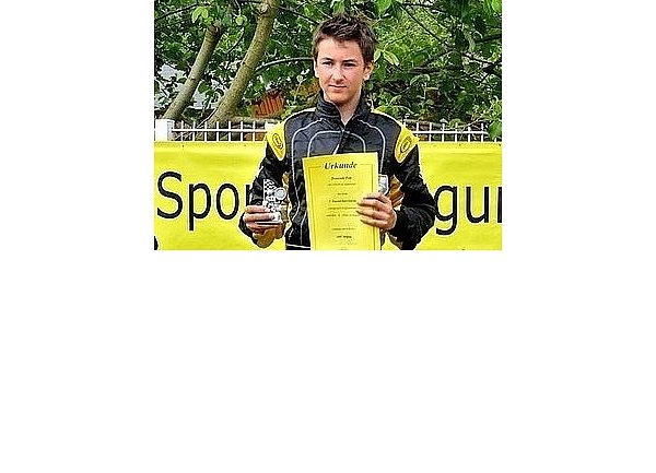 Dominik Pott steht bei der Siegerehrung ganz oben. - © FOTO: NW
