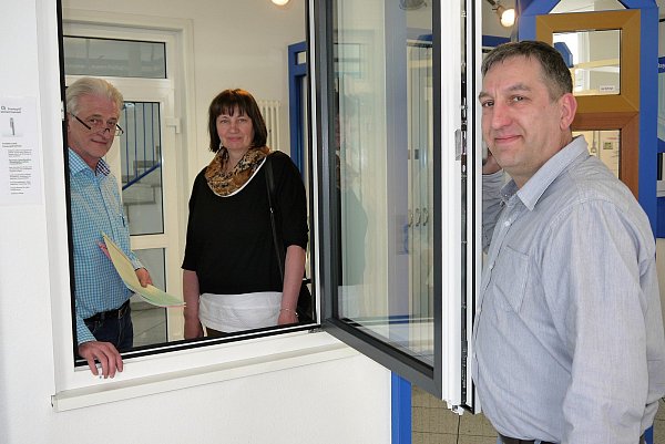 Fensterprofis: Vertriebsleiter Jochen Breker berät Kundin Heidi Friedrich beim Fensterkauf. Geschäftsführer Klaus Müller erhofft sich von dem anstehenden Umzug nach Warburg mehr Kundschaft durch die bessere Verkehrsanbindung. - © Günter Schumacher