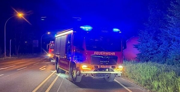 Die Feuerwehr sichert den Einsatzort. - © Feuerwehr Detmold/Marco Schweiger