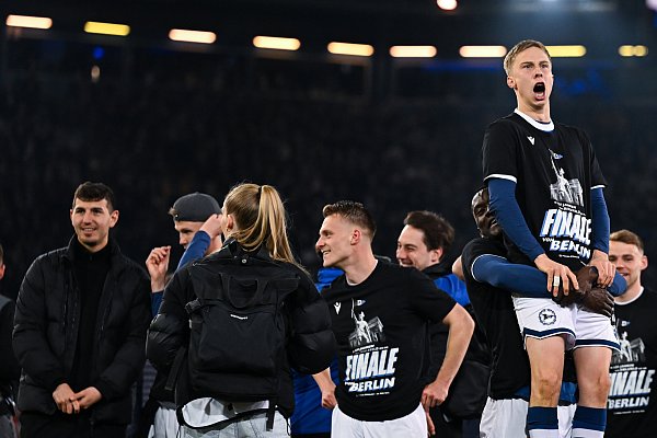 Arminia Bielefelds Sam Schreck jubelt nach dem spektakulären Sieg im DFB-Pokal-Halbfinale gegen Bayer 04 Leverkusen. - © Teresa Kroeger