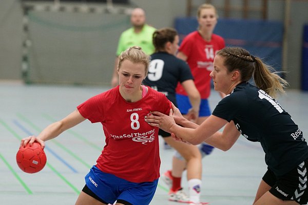 Flinke Landesligaspielerin: Leslie Meyer in einer Partie der TSG Altenhagen-Heepen, bei der sie seit der E-Jugend spielt. - © Peter Unger