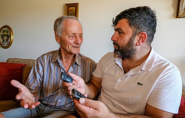 Bernd Kruppa und sein Nachbar Yavuz Yelken überlegen, wo sich der schwarze VW Golf befindet. - © Andreas Zobe