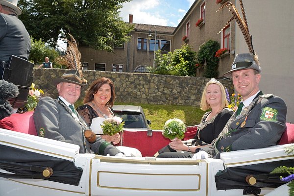 Das Königspaar Sebastian Boer und Christiane Hoffmann (r.) sowie das Bierkönigspaar Friedrich und Gisela Diekhof haben in der weißen Kutsche Platz genommen. - © Karin Prignitz