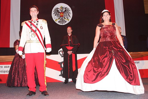 Einmarsch: Vorjahrsprinz Andreas Meyerotte zog als Kardinal Othmar Ritter von Ramscher ein. Mit dabei waren Kaiser Franz von Österreich mit Gattin (Prinzenpaar Sarah und Bernd Bielefeld). - © Helmut Steines