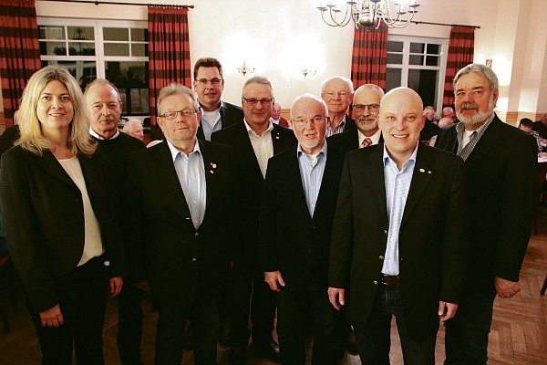 Neues Vertrauen für den alten Vorstand: Chorleiterin Erika Brause (v. l.), Kurt Dittrich, Heribert Aldehoff, Knud Jeger (alle drei Beisitzer), Michael Bartsch (2. Kassierer), Heinz Tewes (neuer 1. Schriftführer), Dieter Rath (2. Schriftführer), Wolfgang Gnegel (Kassierer), 1. Vorsitzender Dirk Berenbrinker und sein Stellvertreter Martin Jennen.