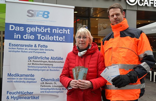 Abfallvermeidung: (v.l.) Anke Reimer, Verbraucherzentrale, und Marcus Heidebrecht, STEB, möchten Verbraucher über Abfall im Abwasser aufklären. - © Larissa Reichel