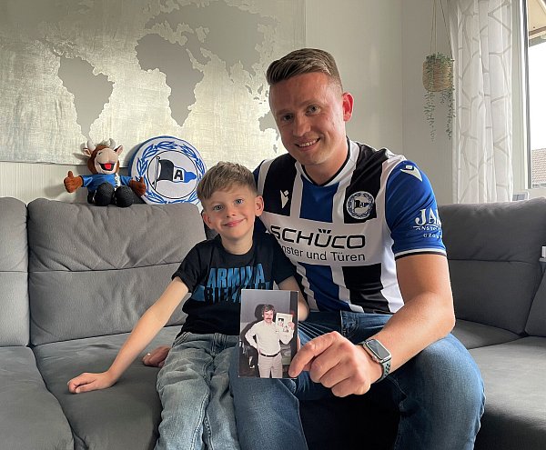 Marco Thomulka (rechts) und Sohn Mario sind stolze Arminen. Das haben sie unter anderem von Vater bzw. Opa Helmut Thomulka in die Wiege gelegt bekommen. Auf dem Foto ist der in jungen Jahren zu sehen. - © Shannon-Lee Bendig