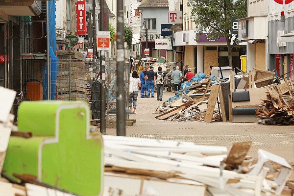 Auf einer Straße in der Innenstadt von Euskirchen türmte sich im Juli der Sperrmüll. - © picture alliance/dpa