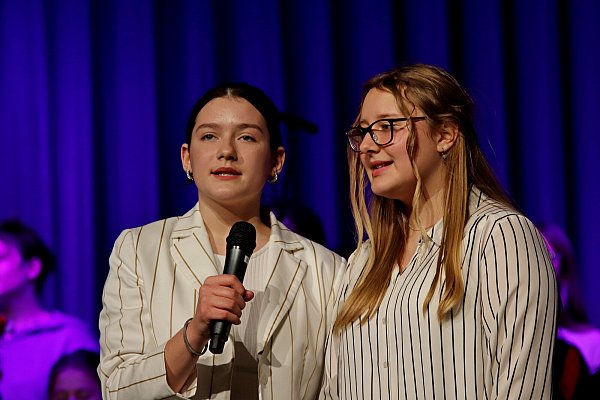 Gloria Littig und Maria Zielke haben den Solopart in „Can you feel the love tonight“ übernommen. - © Gunter Held
