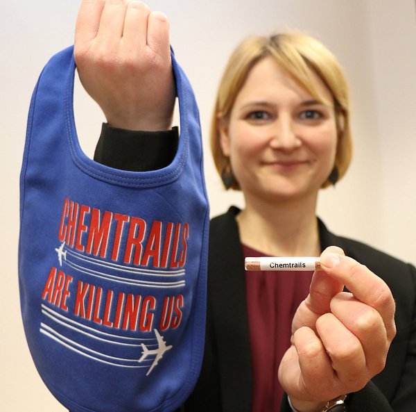 Kleine Hilfe: Projektleiterin Carolin Mischer mit dem Röhrchen, das alle, die es bei sich haben, vor der Vergiftung durch Flugzeuge schützen soll. - © Holger Kosbab