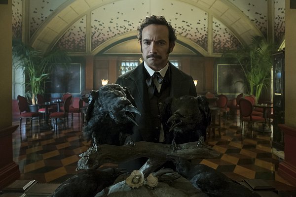 Die künstliche Intelligenz Poe in Altered Carbon. - © Katie Yu / Netflix