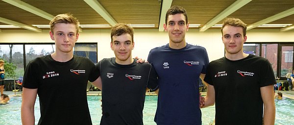 Auf dem Trockenen: Die Wasserfreunden um Gabriel Lotz (2. v. r.). - © Peter Unger