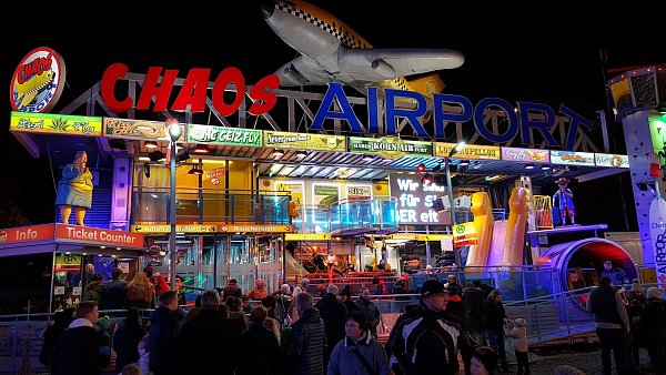 Die Gäste können sich bei "Chaos-Airport" auf ein Spiegellabyrinth, einen Nebelraum, eine rollende Tonne und vieles mehr freuen. - © Andrea und Mario Haberkorn