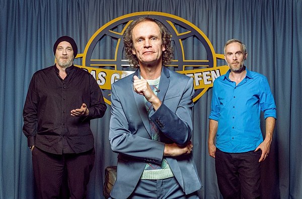 Torsten Sträter, Olaf Schubert und Johann König liefern sich in der TV-Show "Das Gipfeltreffen" regelmäßig amüsante, teils absurde Schlagabtausche. - © MDR/Enrico Meyer