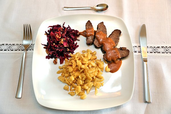 Den Hauptgang bilden die Schweinebäckchen mit Spätzle und Rotkohl-Salat. - © Frank-Michael Kiel-Steinkamp
