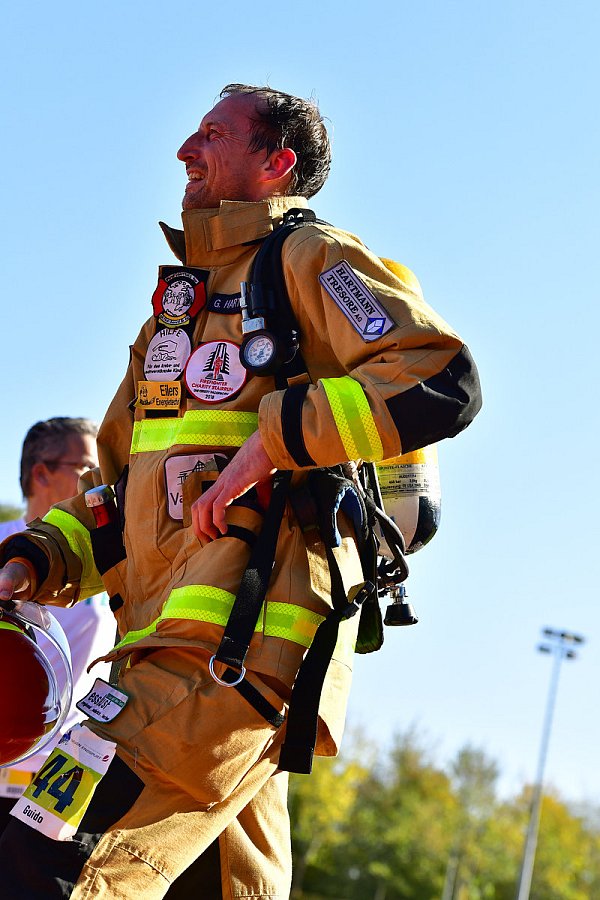 Hitzeerfahren: Guido Hartmann läuft in voller Feuerwehr-Montour. - © Jan Braun