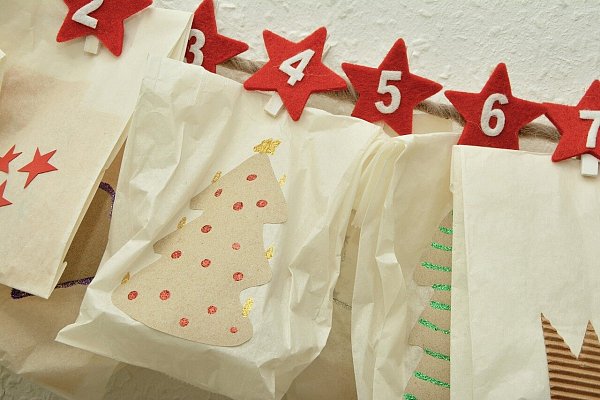 Selbstgemachte Adventskalender aus Papiertüten: sie sind in fast jedem Haushalt vorhanden und es passt mehr Schokolade und Spielzeug rein. - © Symbolbild/Pixabay
