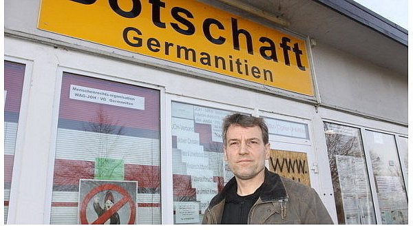 Ralf Wachsmuth (50) von der sogenannten Justizopferhilfe vor der Botschaft des Fantasiestaats Germanitien sagt: "Ich bin kein Nazi." - © FOTO: ULF HANKE