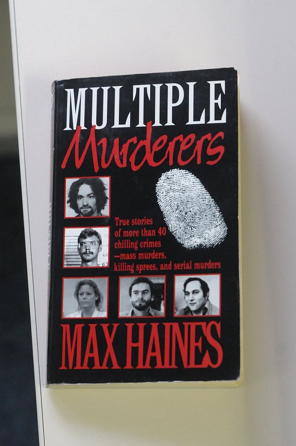 Das Buch: Multiple Murderers“ von Max Haines. - © Claus Meyer, HK