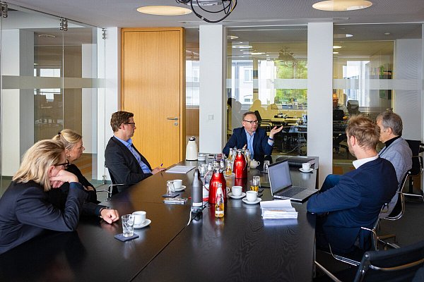 NRW-Justizminister Benjamin Limbach beim Besuch der Redaktion in Bielefeld. - © Mike-Dennis Müller