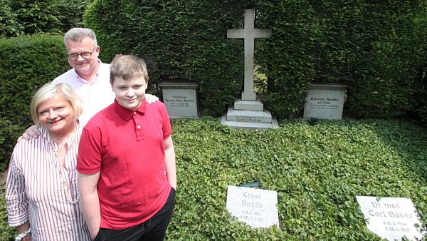 Geschichtsträchtig: Die Grabstelle der Herforder Familie Buddeauf dem Alten Friedhof an der Hermannstraße, besucht von Johann Budde und seinem Vater Cord sowie Johanns Tante Gunilla. - © Peter Steinert