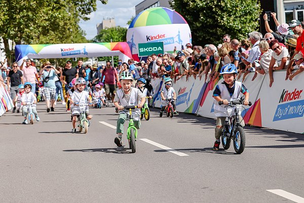 Kinder haben großen Spaß beim Laufradrennen beim Rahmenprogramm der Initiative kinder Joy of Moving bei der Lidl Deutschland Tour 2024 in Saarbrücken. - © Daniel Löb