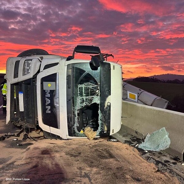 Verkehrsunfall auf der Nordumgehung / Barntrup ( - © Polizei Lippe)