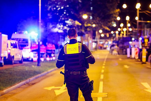 Ein Polizist sichert den Bereich vor dem Krefelder Multiplex-Kino. - © (c) Copyright 2024, dpa (www.dpa.de). Alle Rechte vorbehalten