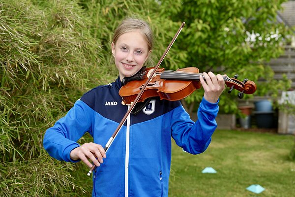 Vielseitig talentiert: Johanna spielt auch seit vier Jahren Geige. - © Peter Unger