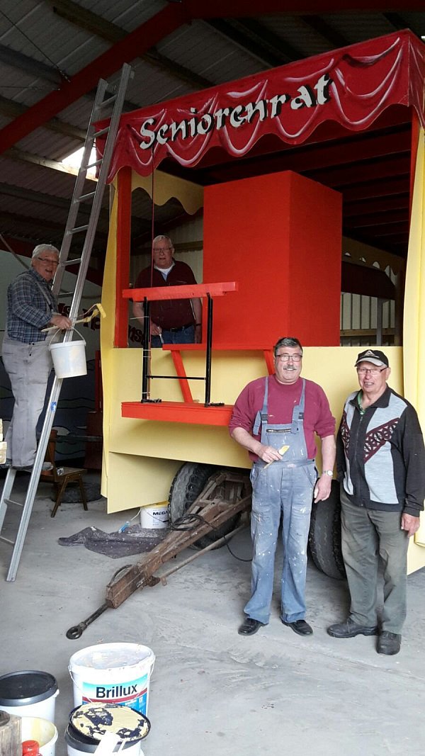 Packen an: Die Wagenbauer am Gefährt des Seniorenrates. - © Privat