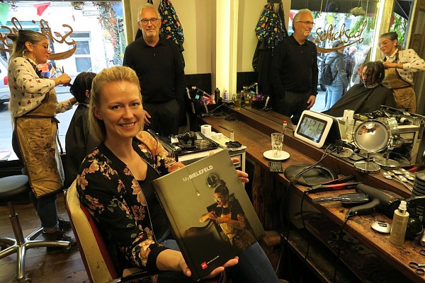 Projektleiterin und Herausgeber: Im „Salon Schicksaal“ von Julia Noack (l.) präsentieren Stephanie Bremer und Edwin Baaske das besondere Buch „My Bielefeld“. - © Kurt Ehmke