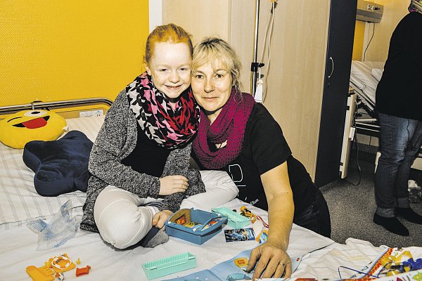 "Es ist schön, dass jemand an einen denkt": Die kleine Mira (11) liegt seit vier Wochen mit einer Hüftgelenksentzündung im Klinikum Weser-Egge und freut sich über den Besuch der Löwenmama. - © KHWE