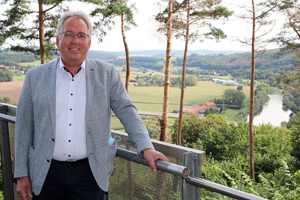 Einer der Lieblingsorte von Landrat Jürgen Müller ist die Burg in Vlotho. Der Ausblick auf die Weser ist ihm bereits seit Kindheitstagen bekannt. Ab und zu kommt er immer noch den Weg hoch, um den Kopf frei zu bekommen. - © David Knapp